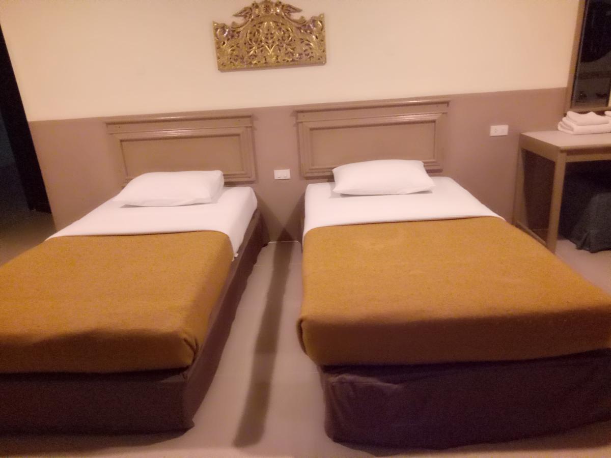 Tongpoon Hotel Bangkok Bagian luar foto