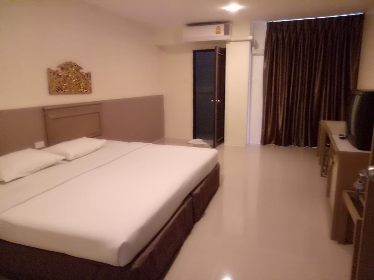 Tongpoon Hotel Bangkok Bagian luar foto