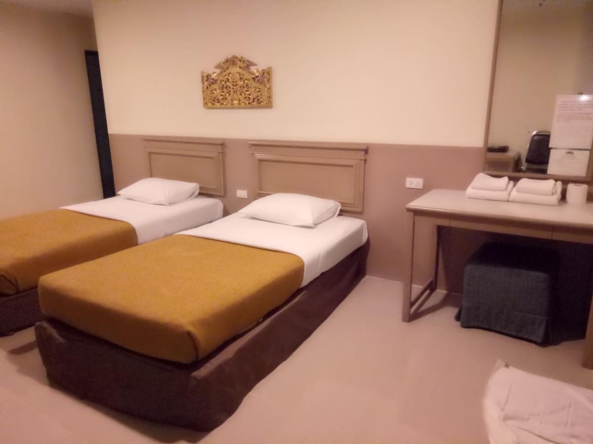 Tongpoon Hotel Bangkok Bagian luar foto