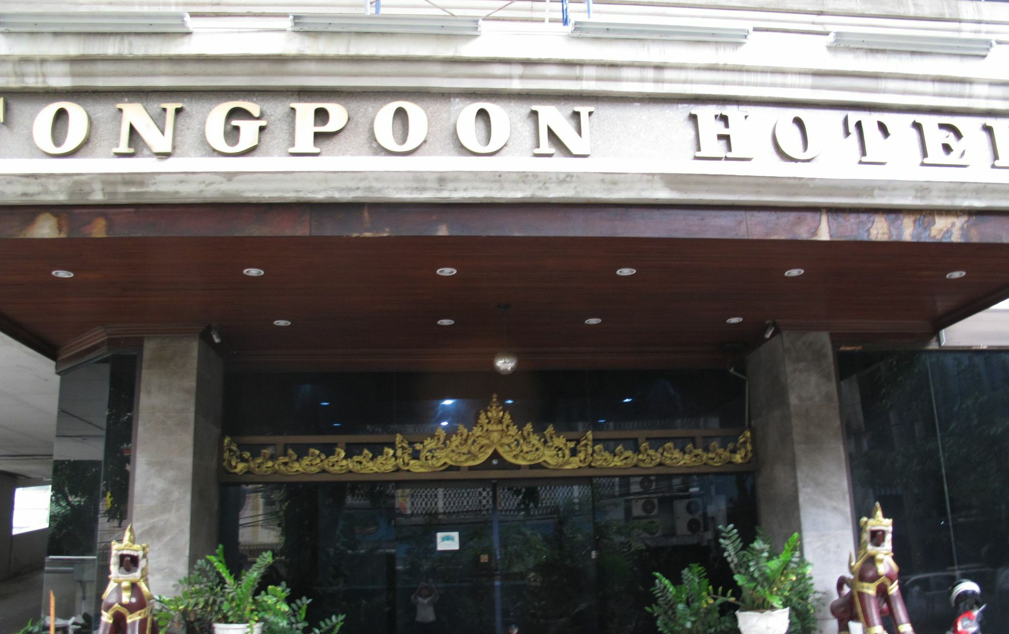 Tongpoon Hotel Bangkok Bagian luar foto